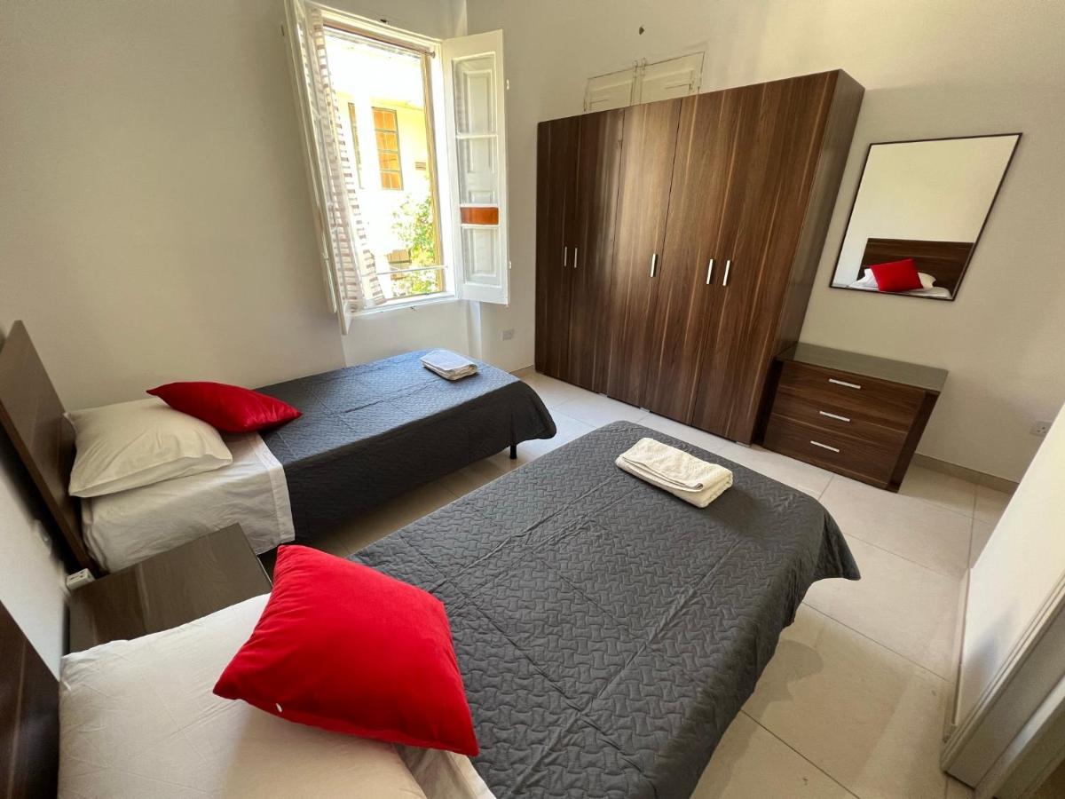 Room With Private Bathroom 斯利马 外观 照片