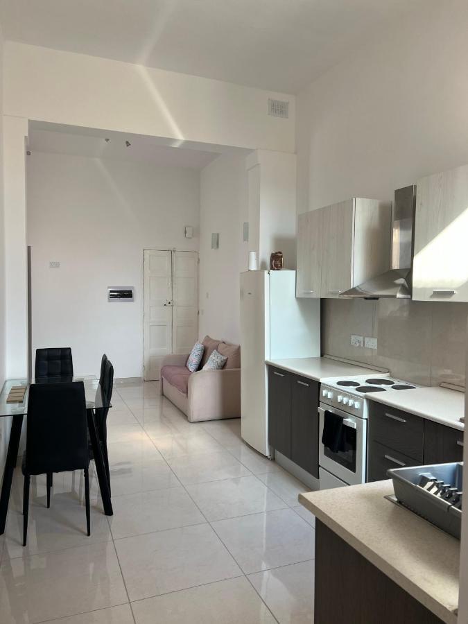 Room With Private Bathroom 斯利马 外观 照片