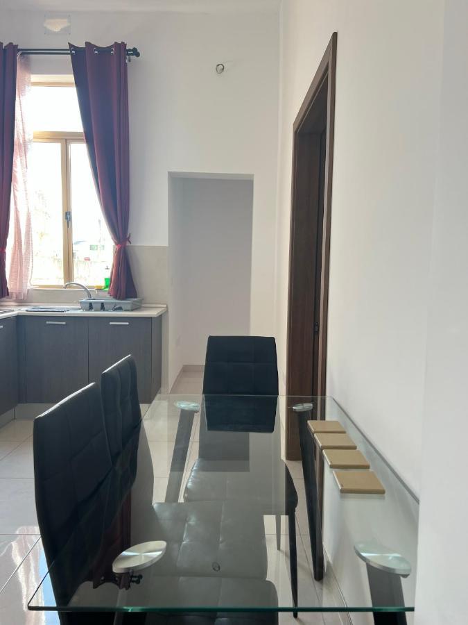 Room With Private Bathroom 斯利马 外观 照片
