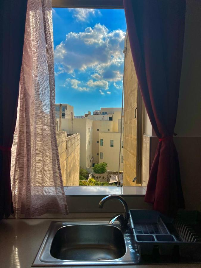 Room With Private Bathroom 斯利马 外观 照片