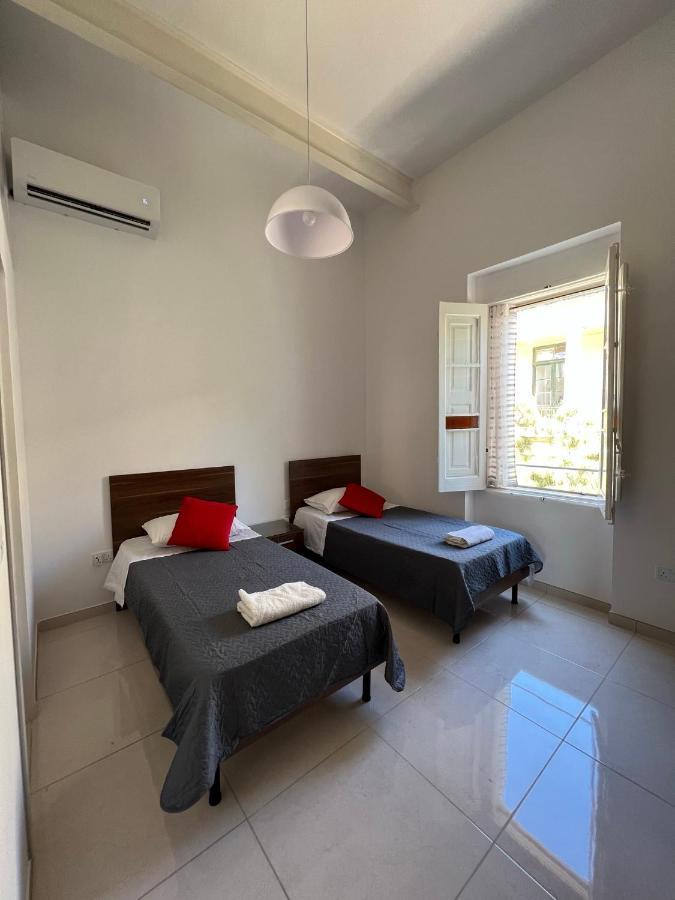 Room With Private Bathroom 斯利马 外观 照片