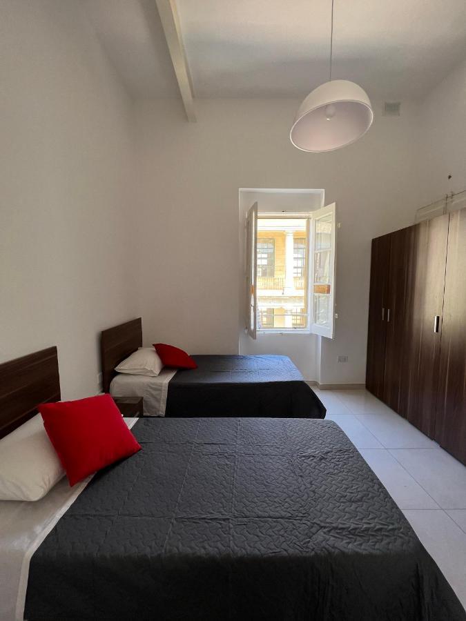 Room With Private Bathroom 斯利马 外观 照片